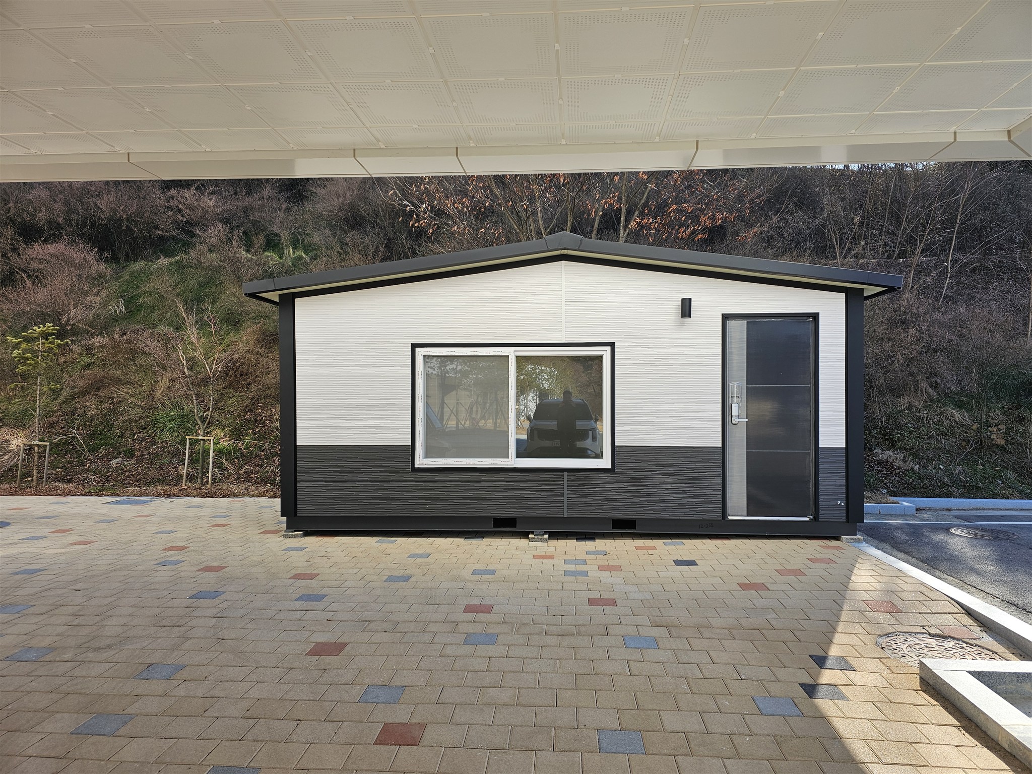 숙소용 · 외관과 생활 공간 사례 — 큰 창과 출입문이 배치된 전면 외관